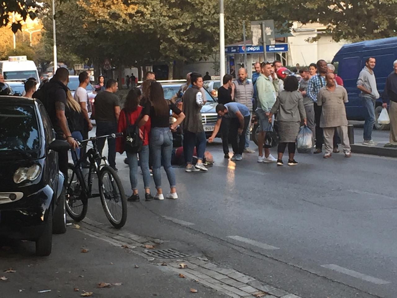 FOTOT/ Aksident në Tiranë, automjeti përplas të moshuarin