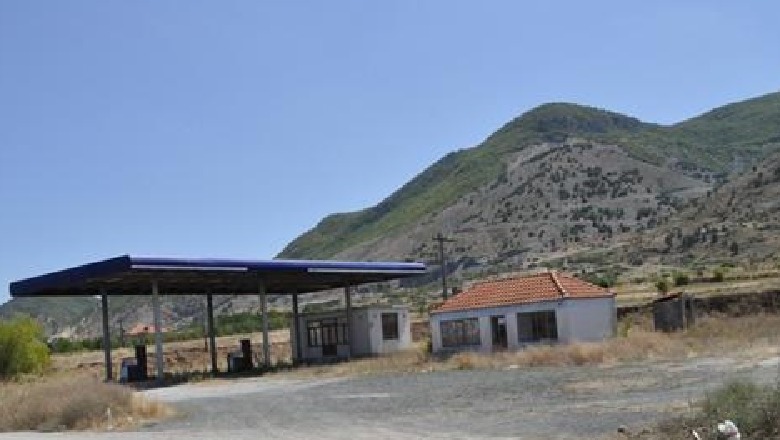 Digjet karburanti i braktisur në Korçë, flakët përpijnë edhe dy makina