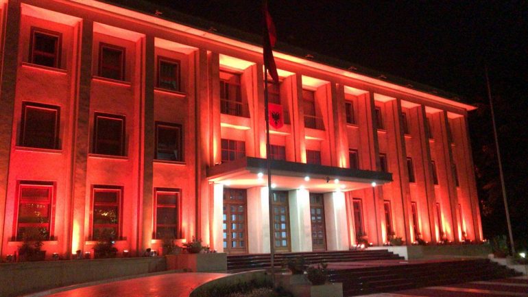 Presidenca ngjyroset portokalli, kurse Meta premton forcë për dhunuesit