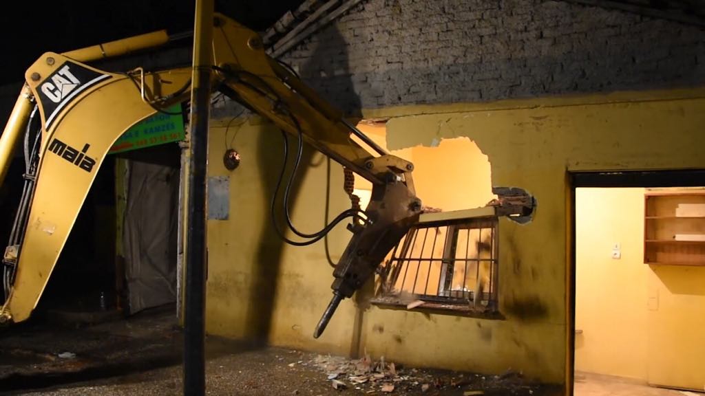 VIDEO/ “Unaza e Re”, vijojnë prishjet e ndërtesave, familjet strehohen në banesa sociale pa afat