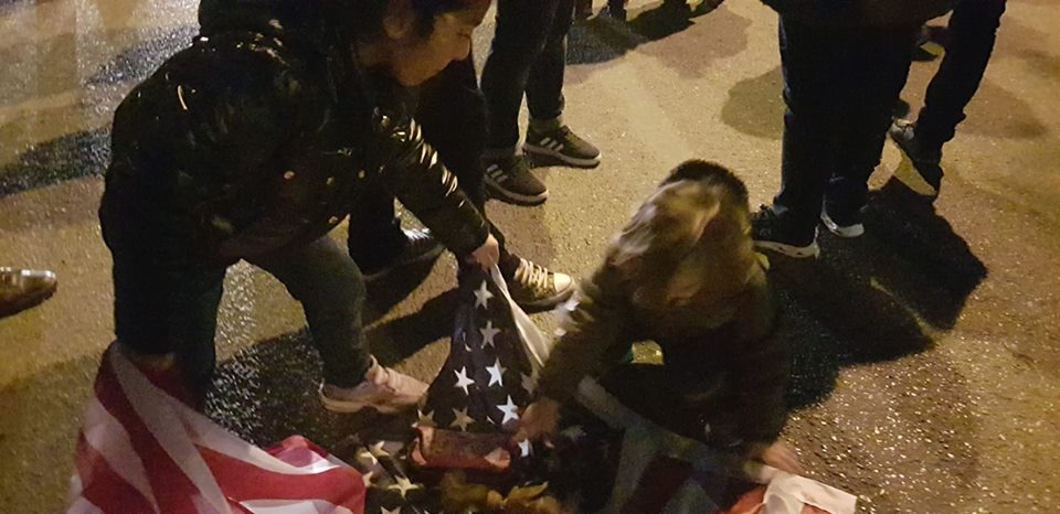 FOTO / Protestuesit tek Unaza grisin flamurin amerikan?