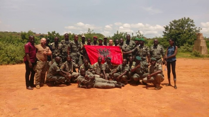 FOTO/ Ushtarët shqiptarë nisin trajnimin e ushtarëve afrikanë