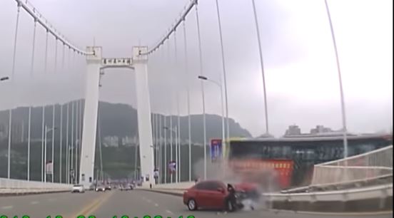 VIDEO/ Gruaja sulmon shoferin e autobusit, shkakton tragjedi me 13 të vdekur