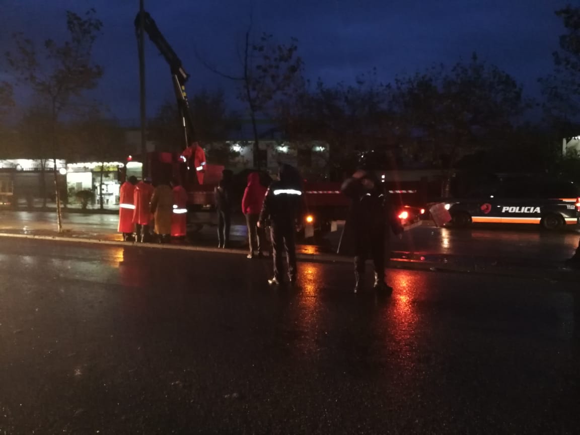 FOTOT/ Hapet kantieri i ri te Unaza e Madhe, hiqen shtyllat dhe bimësia