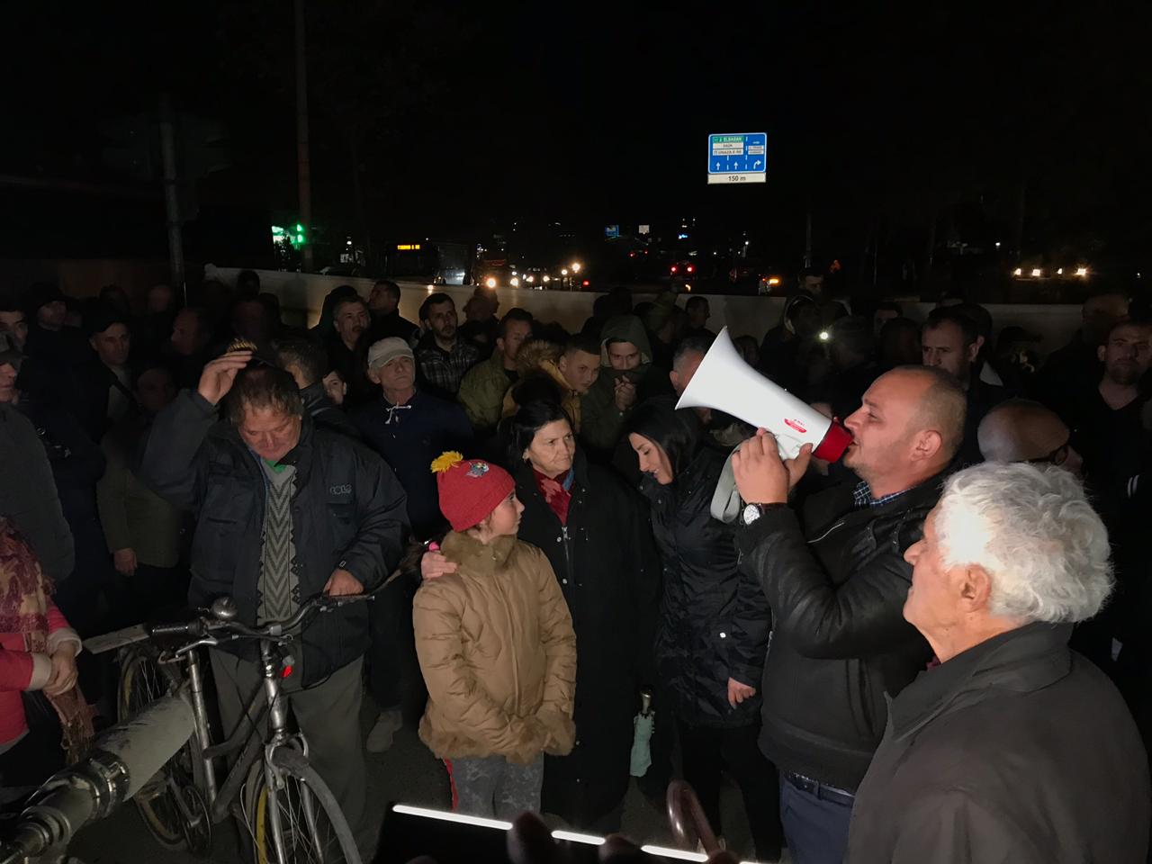 Banorët e ‘Unazës’ dhe opozita, përplasje fizike me policinë