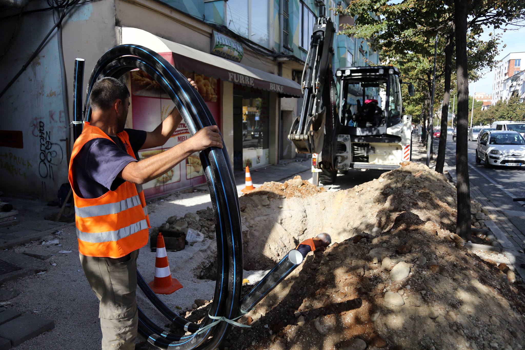 Furnizim më i mirë me ujë për dy lagje të tjera në Tiranë, UKT përfundon shtrirjen e rrjetit të ri