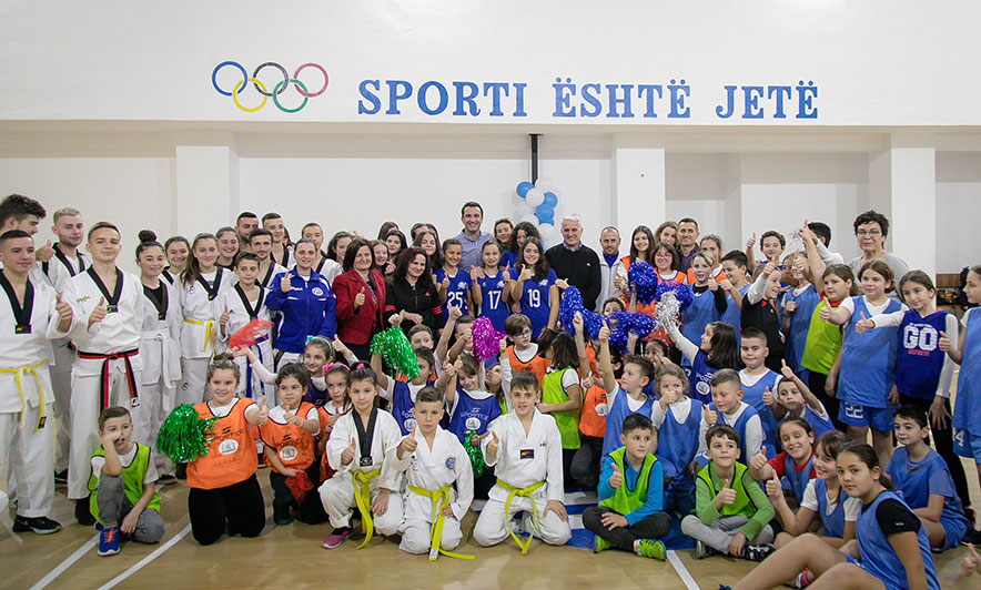 “Shkolla, qendër komunitare”, Veliaj e Majko përurojnë palestrën e “Dëshmorët e Lirisë”