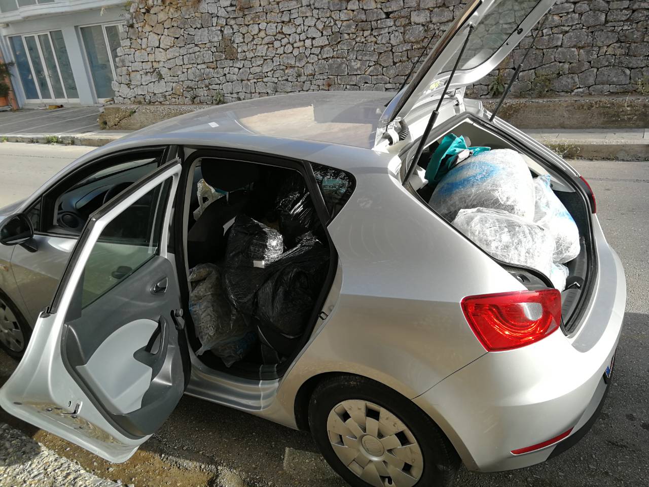 Makina e mbushur me drogë, pranga grekut, u furnizua në kufi