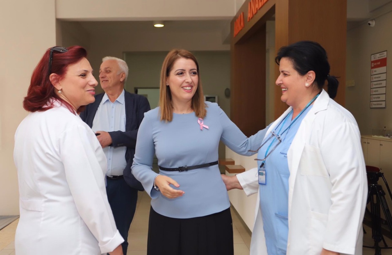 FOTO/ Akuzat e PD për ikjen e mjekëve, Manastirliu sjell shembullin e pediatres së rikthyer nga Gjermania