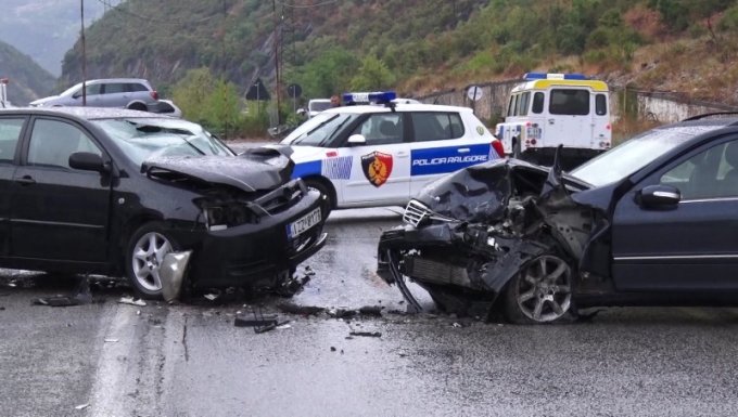 Elbasan-Librazhd, aksident i rëndë me 5 të plagosur, janë në gjendje kritike