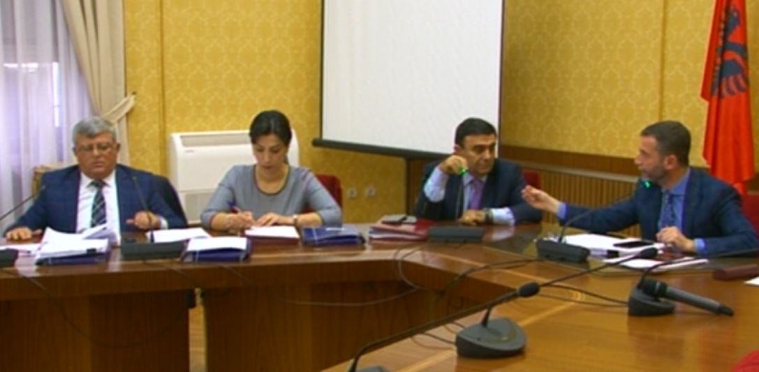 Replikat/ ‘Mos na shikoni me syrin e njerkës’, Braçe debat me deputetin e PS