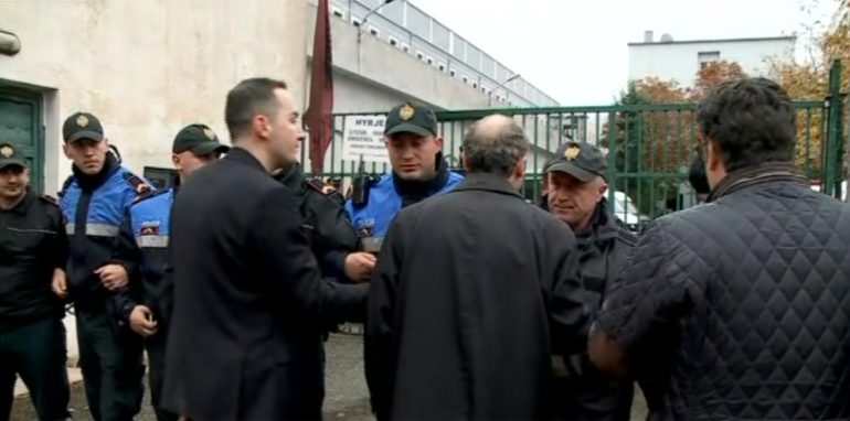 VIDEO/ Ja momenti kur Ervin Salianji shtyn policinë tek Krimet e Rënda