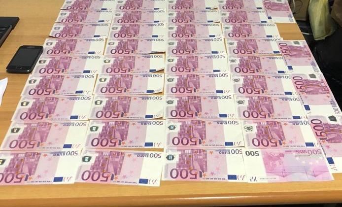 Sekuestrohen 20 mijë euro false në Tiranë, pranga 37-vjeçarit