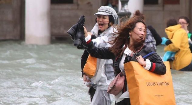 Fotoja e ditës: “Më lehtë të imagjinosh fundin e botës, sesa fundin e kapitalizmit”