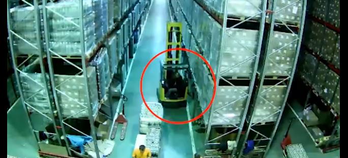 VIDEO/ Efekti domino, gabimi i papërfillshëm shkatërron magazinën gjigande