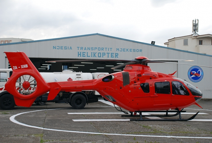 Korçë/ Dëmtohet duke luajtur 7-vjeçarja, transportohet me helikopter drejt Tiranës