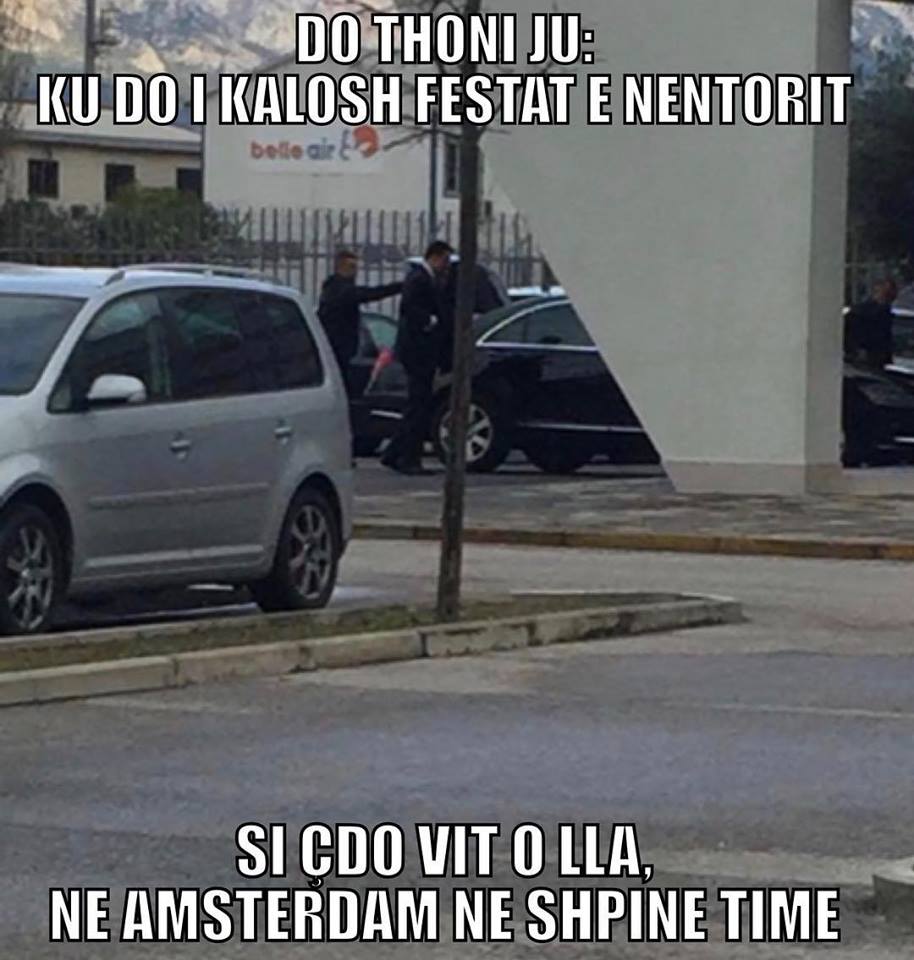 FOTOT/ Festat e Nëntorit, Basha në Rinas, rrjetet sociale e ironizojnë