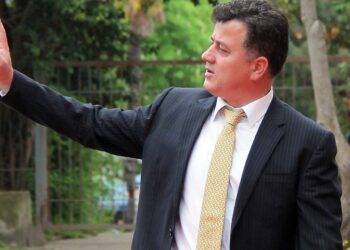 Foto/ Zbulohen orkestruesit e vërtetë të protestës, deputetët e PD Noka e Balliu marrin drejtimin