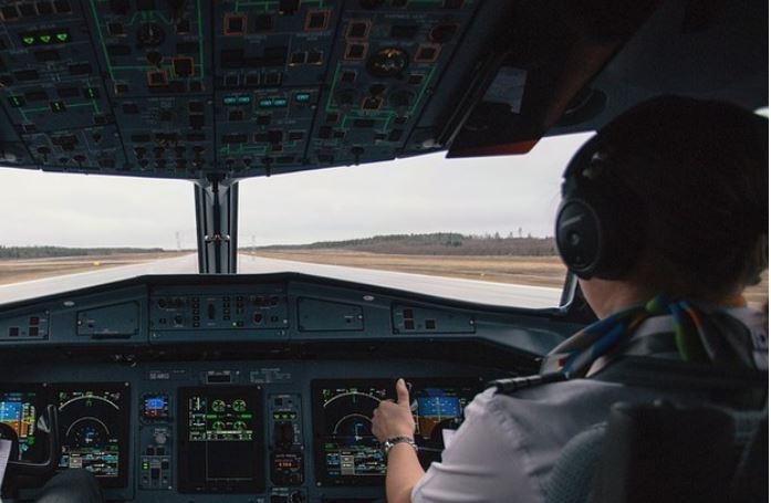 Pilotin e zë gjumi, çon udhëtarët në një destinacion tjetër