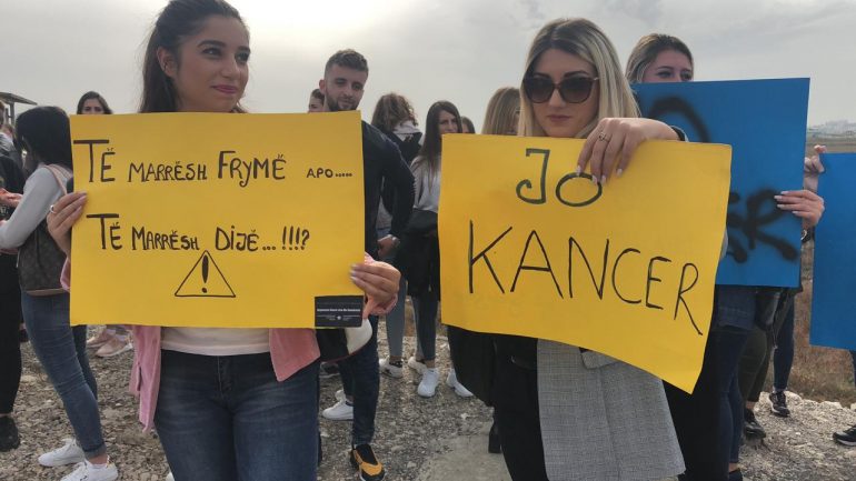 Studentët protestë në Durrës: Nuk duam plehra, duam dije…