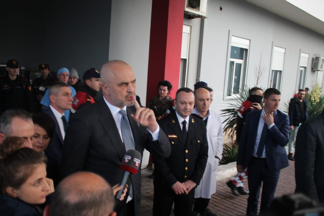 VIDEO/ Tentoi të godasë Ramën me këpucë, burg 50-vjeçarit