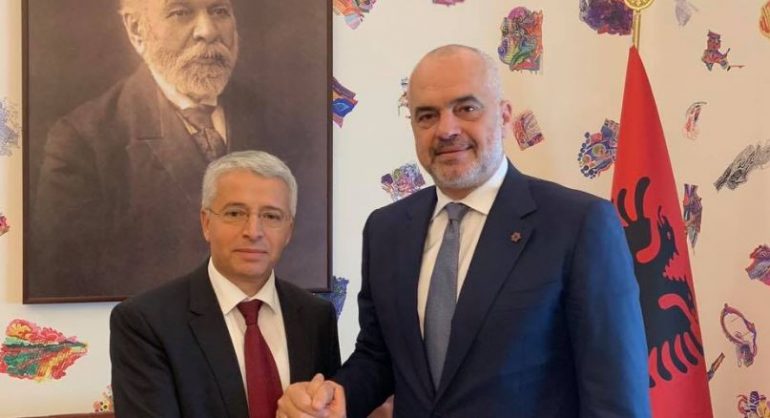 FOTO/ Sandër Lleshi, krah ministrave në faqen zyrtare të qeverisë