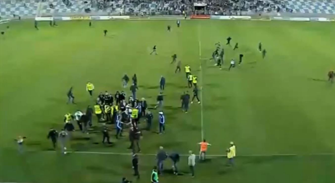 Dhuna në Tirana-Kukësi, shoqërohen 12 tifozë, procedohen drejtuesit bardheblu