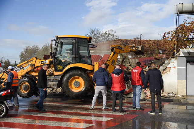 FOTO-VIDEO/ Veliaj i vendosur, prishen edhe dy objekte të tjera te Unaza e Re, familjet në banesa sociale