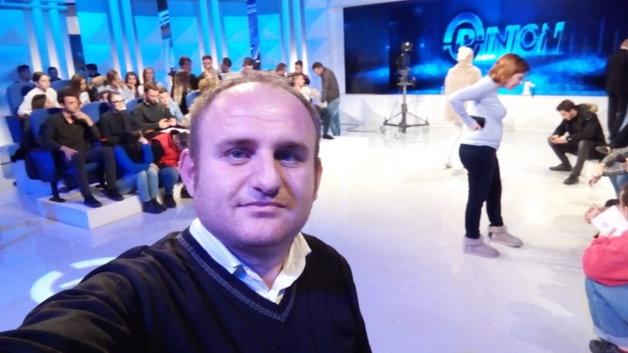 FOTO / Ditën kryetar i PD në Laç, natën ‘student’ në TV