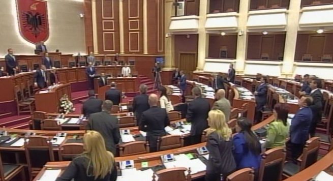 Balla çon në këmbë Kuvendin: Një minutë heshtje për…