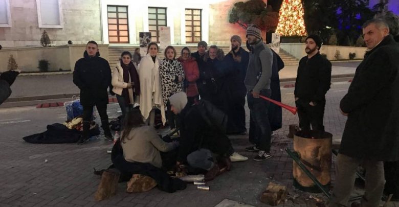 VIDEO/ Një grup studentësh e kalojnë natën para kryeministrisë