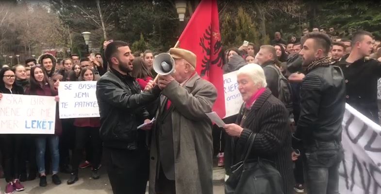 Studentët e rretheve protestë në Korçë, Elbasan dhe Vlorë