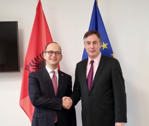 Bushati-McAllister: Hapja e negociatave për Shqipërinë, në interes të dy palëve