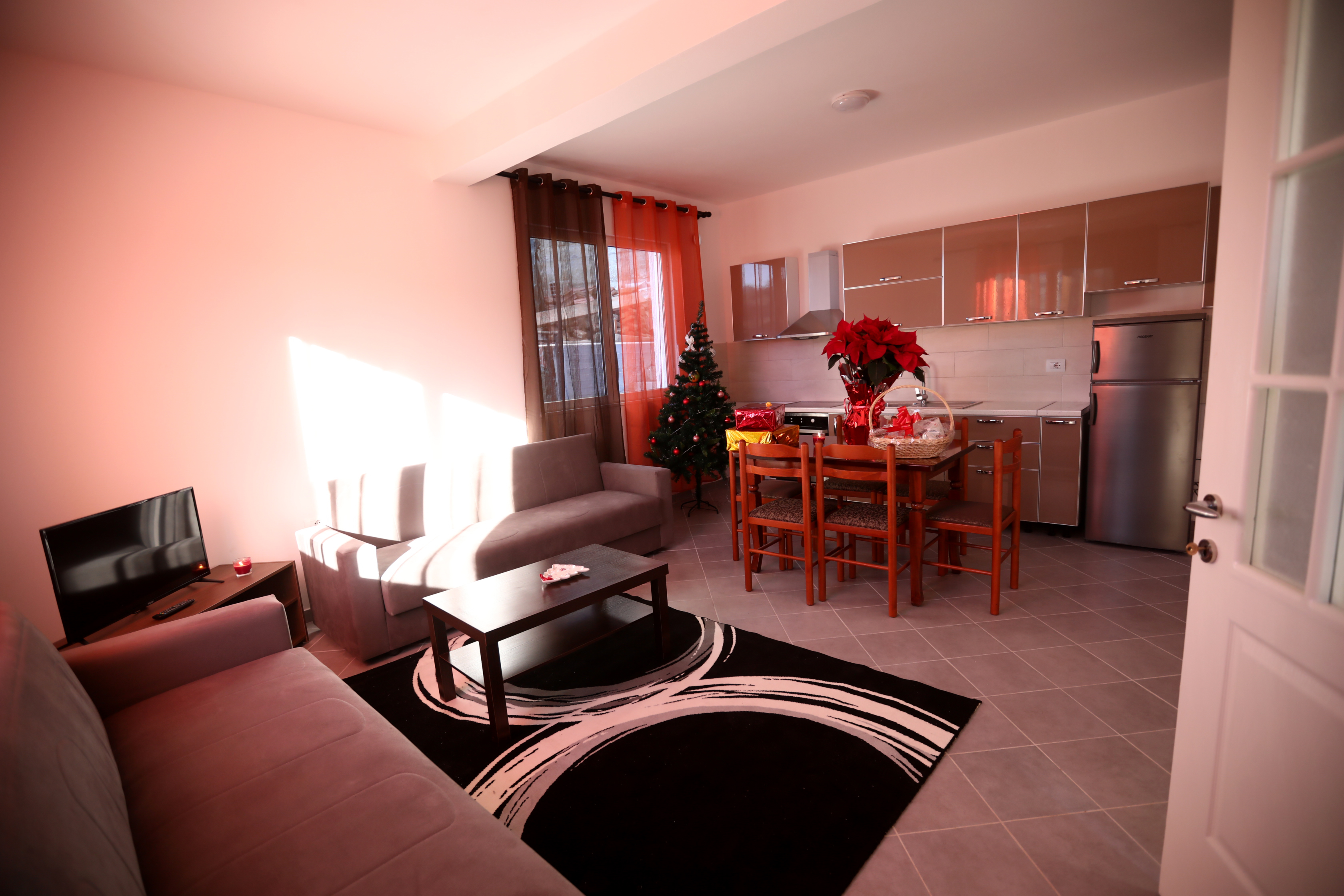 FOTO / Rama i jep çelësat familjes Koçi, ja transformimi i banesës në Vorë