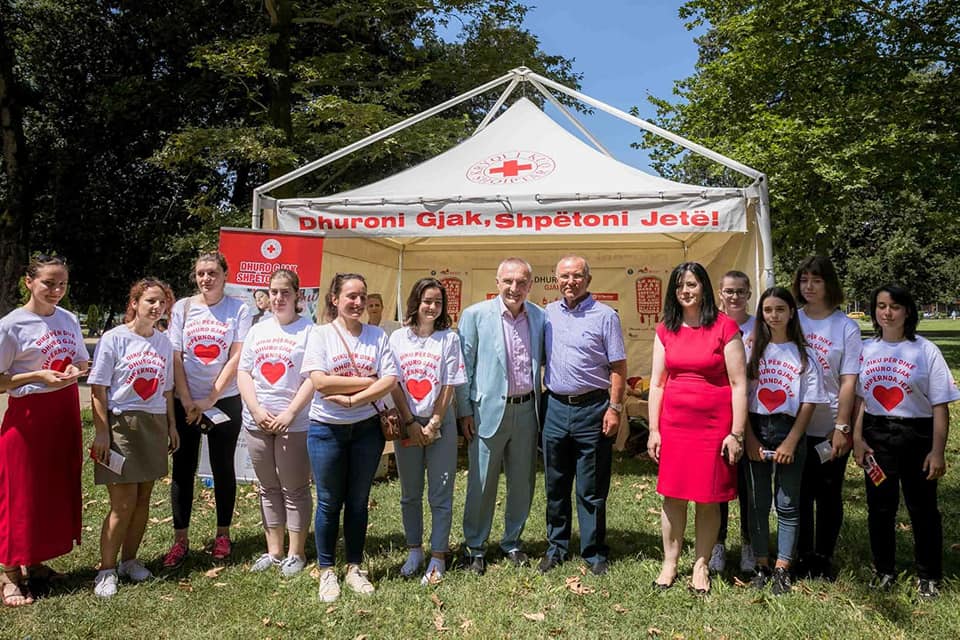 Meta, mesazh për vullnetarët që dhurojnë gjak