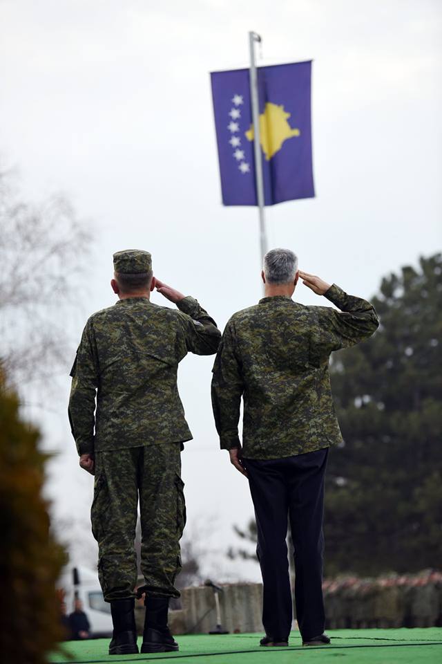 Ekspertët ushtarakë: Thaçi e teproi në paradën te FSK