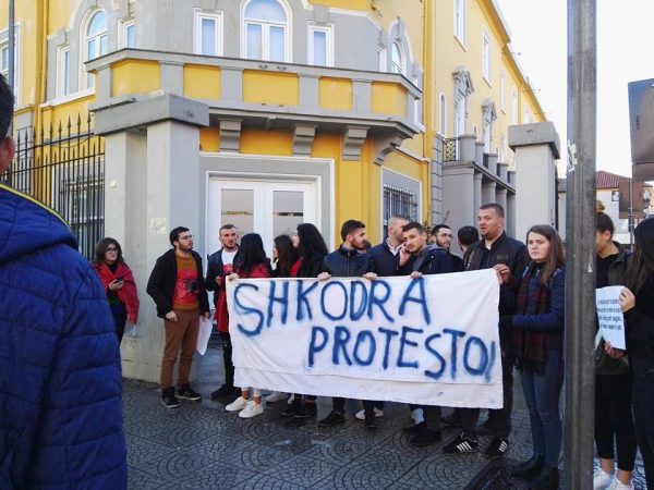 Studentët e rretheve i bashkohen protestës në Tiranë
