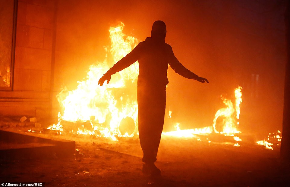 FOTOT/ Franca drejt gjendjes të jashtëzakonshme prej protestave