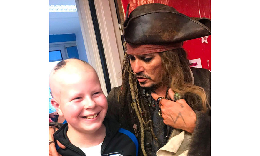 FOTOT/ Kapiteni “Jack Sparrow” viziton fëmijët e sëmurë në Paris