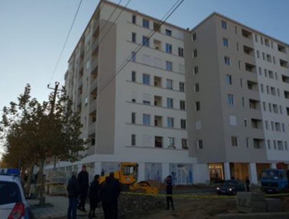 DETAJET E REJA/ Burrë e grua u hodhën nga ballkoni, si e paralajmëruan ngjarjen