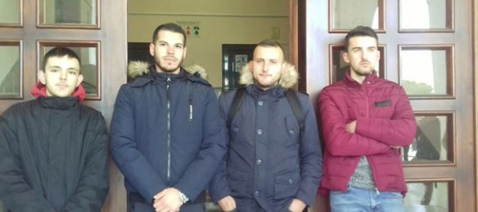 Studentët bllokojnë dyert e fakulteteve, nxjerrin fotot e pedagogëve për vetting
