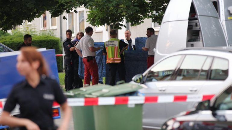 Shqiptari vret gruan në sy të 4 fëmijëve se nuk mbante…shami