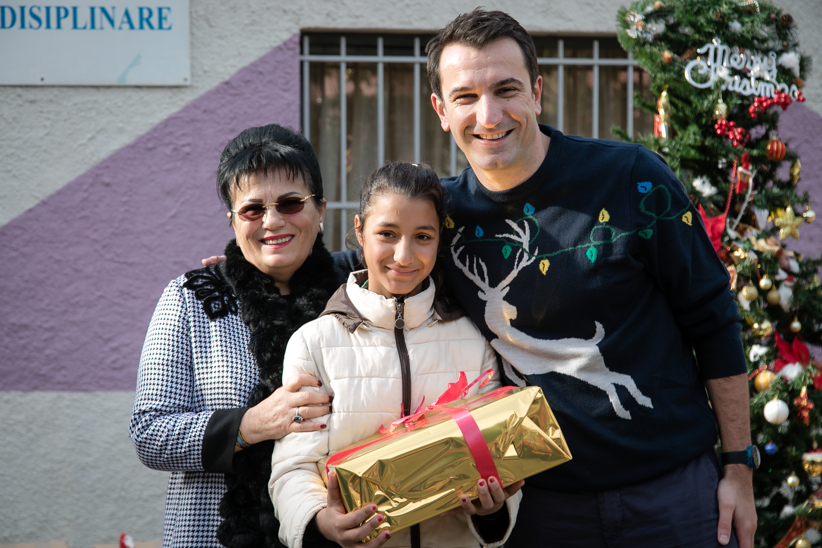 Festa e Vitit të Ri, shpërndahen dhurata për fëmijët në nevojë të qendrave sociale