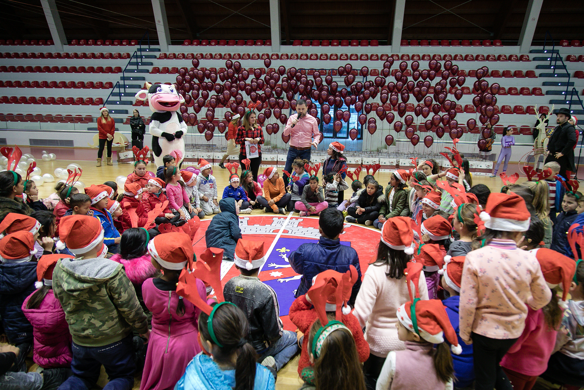 Veliaj shpërndan dhurata për fëmijët me aftësi të kufizuara dhe romë