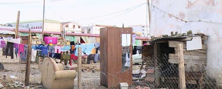 Kavajë/ 200 romë jetojnë në ish-repartin ushtarak, me 3 banjo e një çezmë