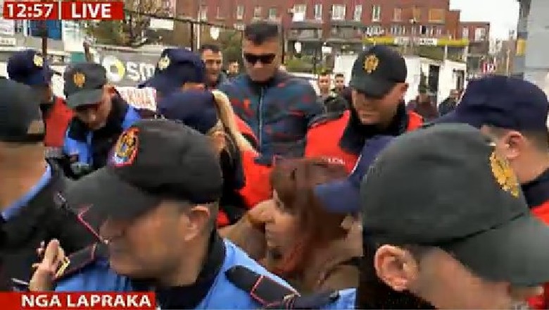 Laprakë/ Policia nxjerr me forcë familjen, nis shembja e banesës