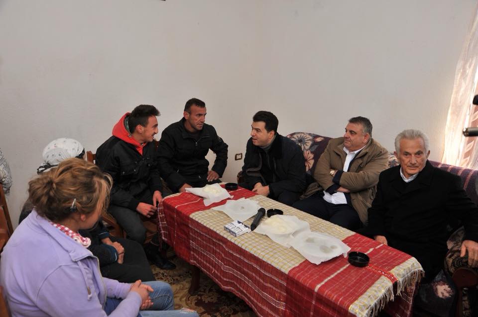 “Optimizëm për të nesërmen…”, Basha i kalon Krishtlindjet në fshatrat e Lezhës