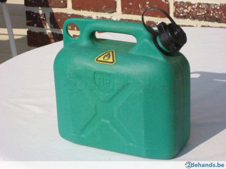 Horror në Vlorë/ Babai lyen me benzinë fëmijët e mitur, tenton t’u vërë flakën