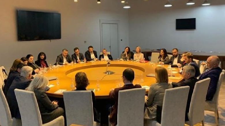 FOTO LAJM/ Rama mbledh bashkë rreth një tryeze, ministrat e rinj dhe të ikurit