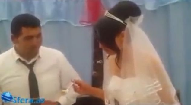 VIDEO/ Dhëndri nervozohet me nusen e tij në dasëm